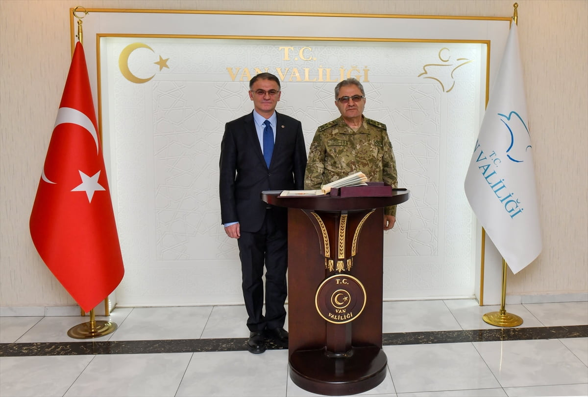 Kara Kuvvetleri Komutanı Orgeneral Metin Tokel, (sağda) Van Valisi Ozan Balcı'yı (solda) ziyaret...