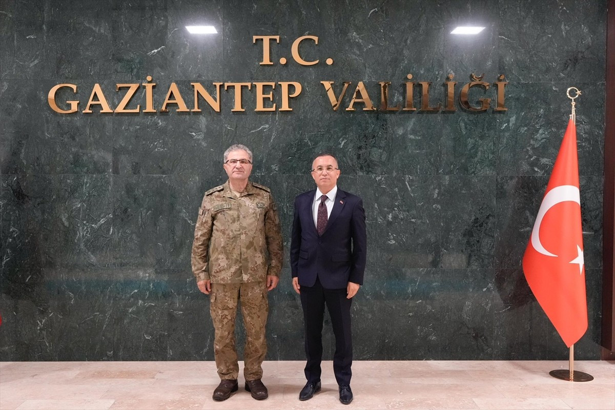 Kara Kuvvetleri Komutanı Orgeneral Metin Tokel (solda), Gaziantep Valisi Kemal Çeber'i (sağda)...