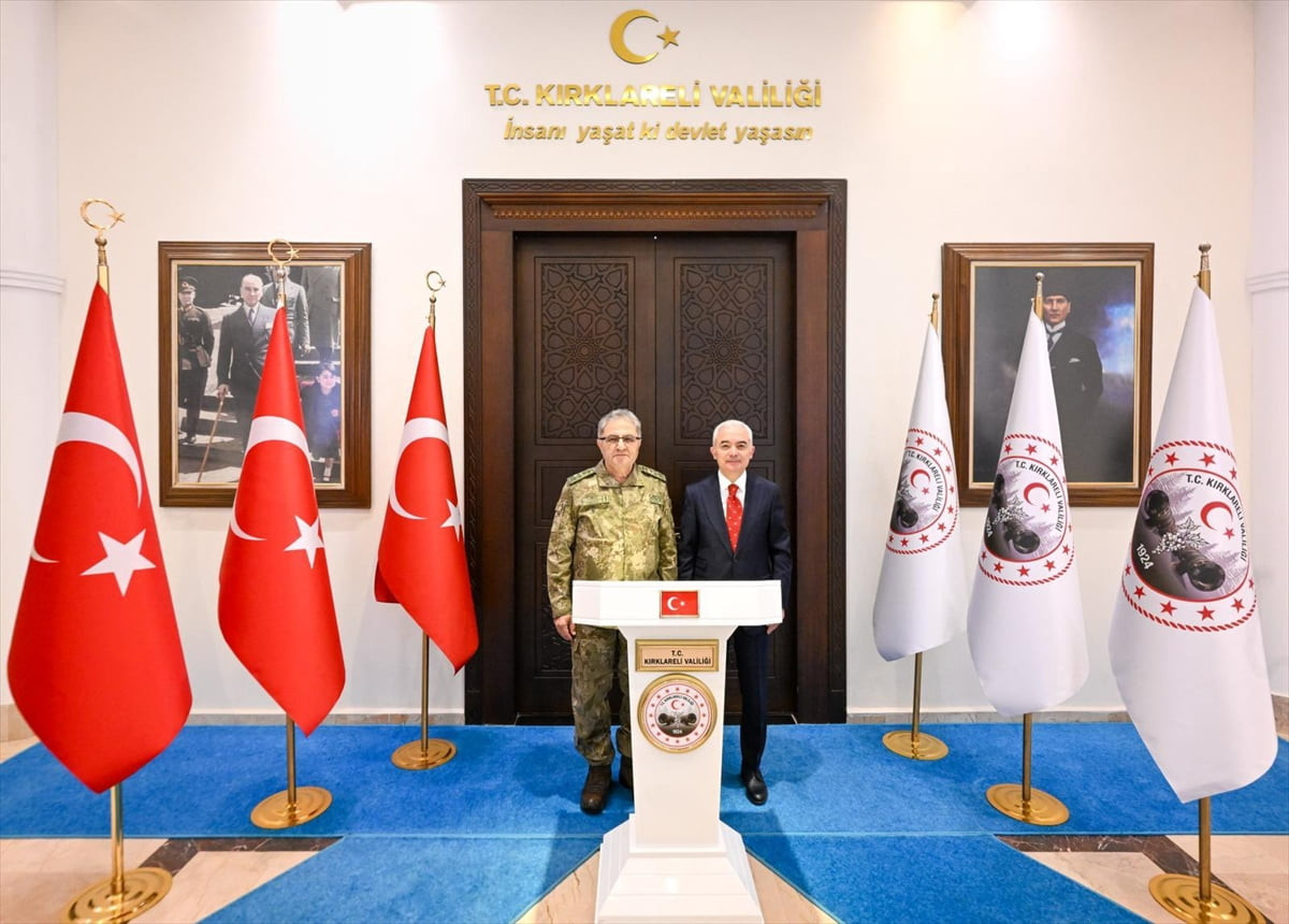 Kara Kuvvetleri Komutanı Orgeneral Metin Tokel (solda), Kırklareli Valisi Uğur Turan'ı (sağda)...