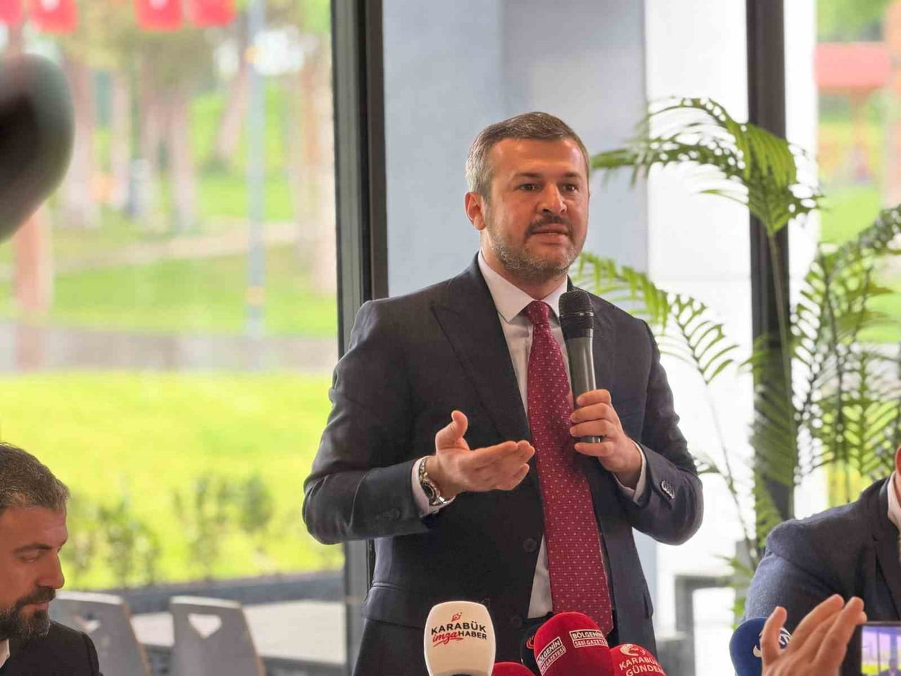 KARABÜK BELEDİYE BAŞKANI ÖZKAN ÇETİNKAYA, 65 YAŞ ALTI EMEKLİLERİN TOPLU TAŞIMADAN ÜCRETSİZ...