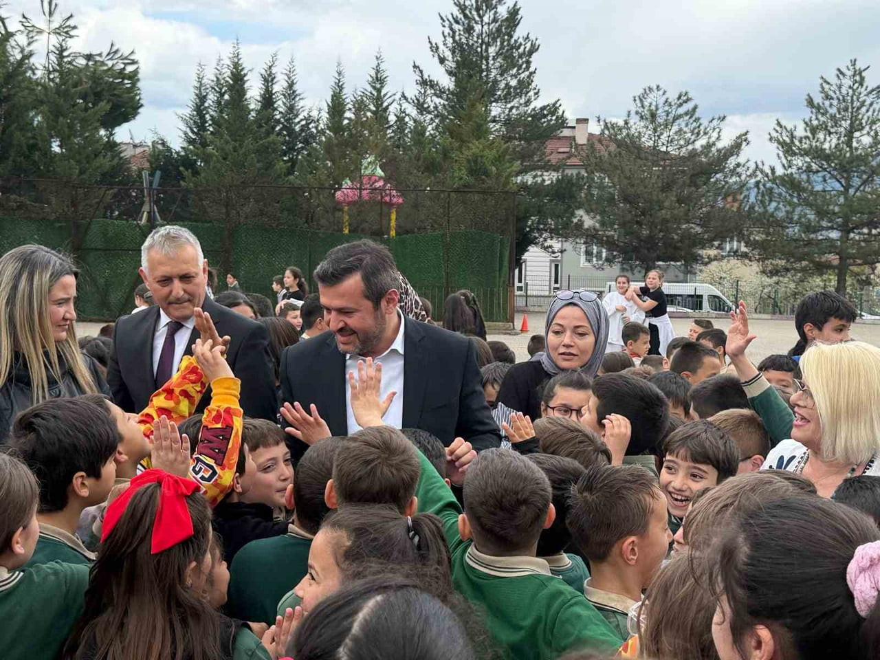 KARABÜK BELEDİYE BAŞKANI ÖZKAN ÇETİNKAYA, ŞEHİT MEHMET DİNÇEL İLKOKULU'NDA ÖĞRENCİLERLE BİR ARAYA...