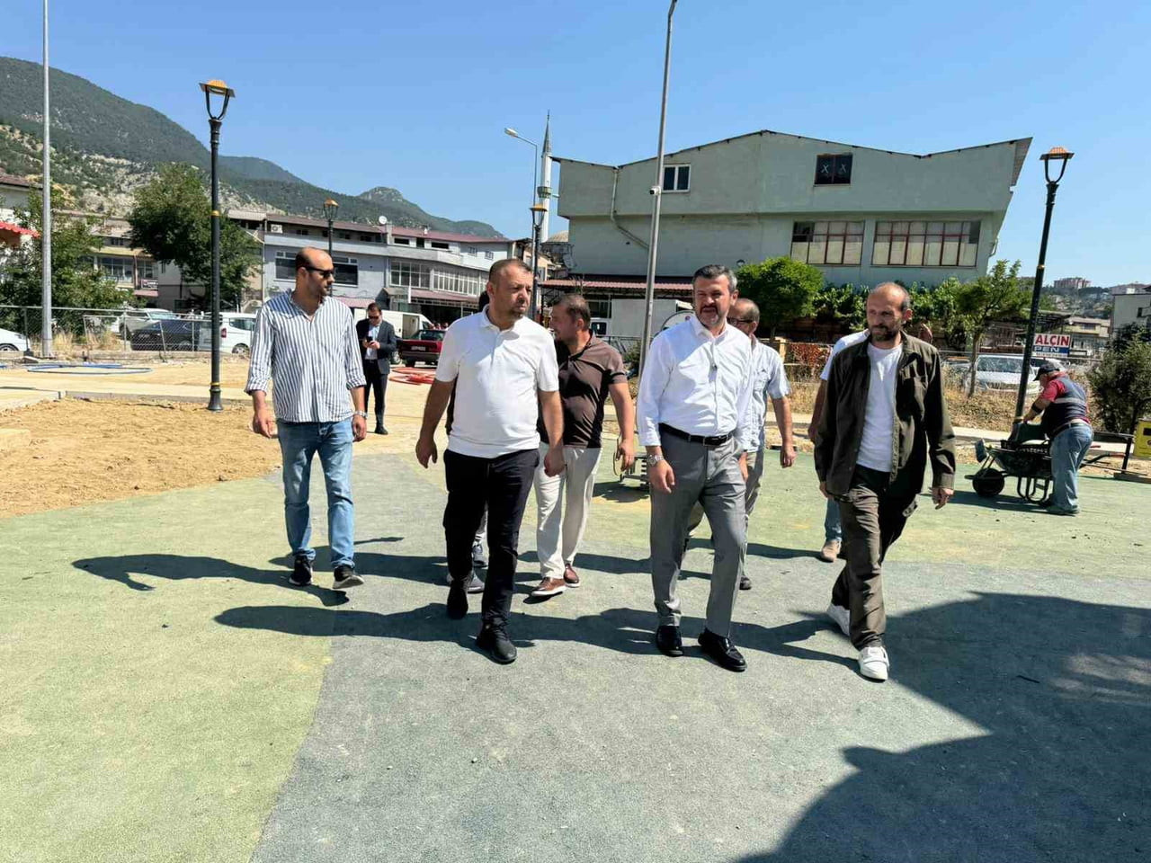 KARABÜK BELEDİYE BAŞKANI ÖZKAN ÇETİNKAYA, YAPIMI DEVAM EDEN TEMA PARKLARDA İNCELEMELERDE BULUNARAK...