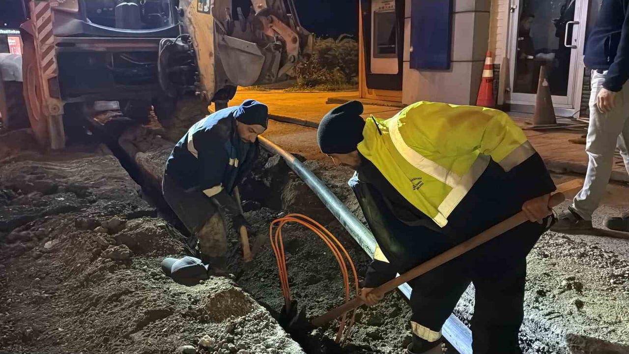 KARABÜK BELEDİYESİ, ŞEHİR MERKEZİNDE YÜRÜTTÜĞÜ ALTYAPI YENİLEME ÇALIŞMALARINI VATANDAŞLARIN GÜNLÜK...