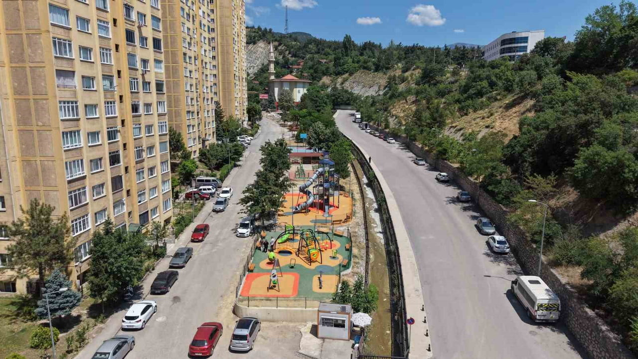 KARABÜK BELEDİYESİ TARAFINDAN CEVİZKENT TOKİ BÖLGESİNDE YAPIMI SÜRDÜRÜLEN TEMA PARK PROJESİNDE...