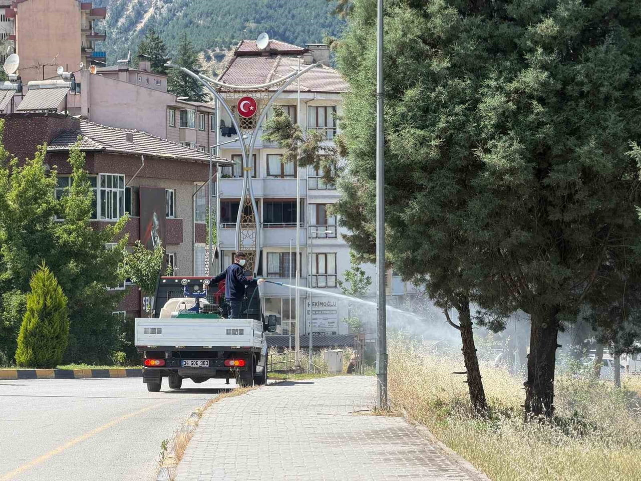 KARABÜK BELEDİYESİ, YAZ AYLARINDA ARTIŞ GÖSTEREN SİNEK VE HAŞERELERE KARŞI ŞEHİR GENELİNDE...
