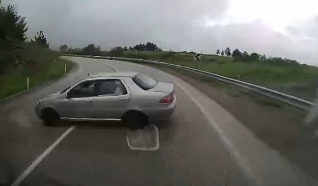 KARABÜK-EFLANİ KARAYOLUNDA OTOMOBİL İLE MİNİBÜSÜN ÇARPIŞMASI SONUCU 6 KİŞİNİN YARALANDIĞI TRAFİK...