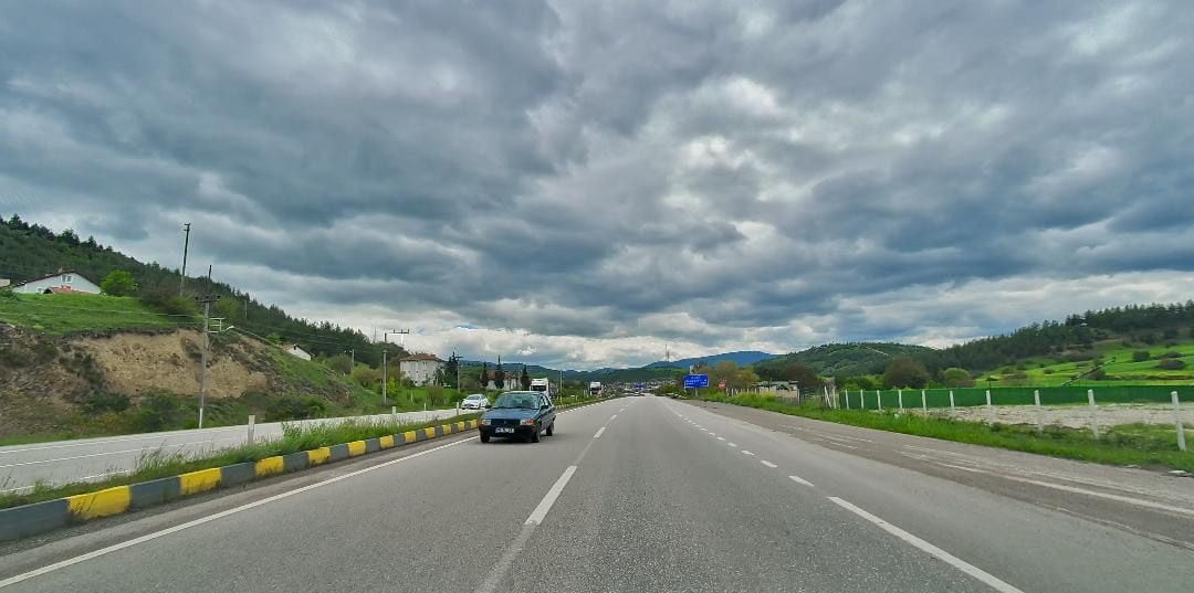 KARABÜK-ESKİPAZAR KARA YOLUNDA TERS YÖNDE İLERLEYEN OTOMOBİL SÜRÜCÜSÜ FACİAYA DAVETİYE...