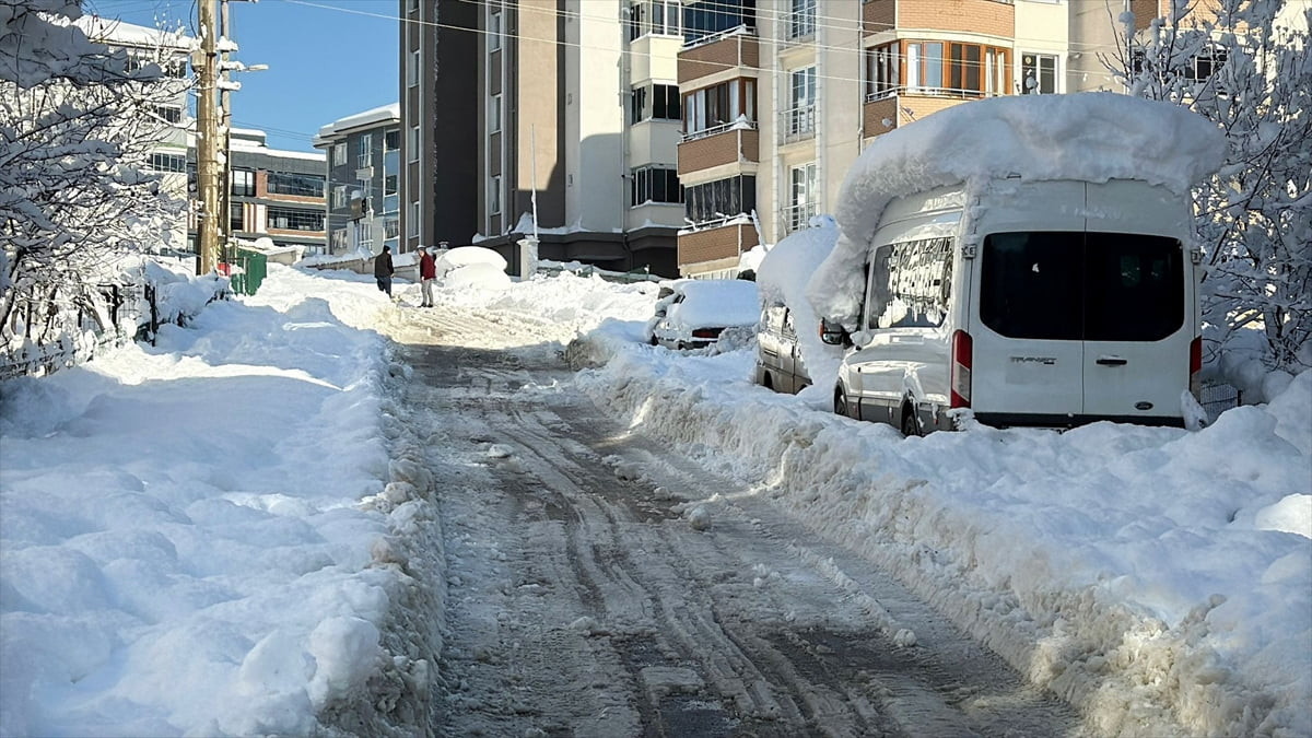 Karabük kent merkezinde kar kalınlığı 75 santimetre ölçüldü.