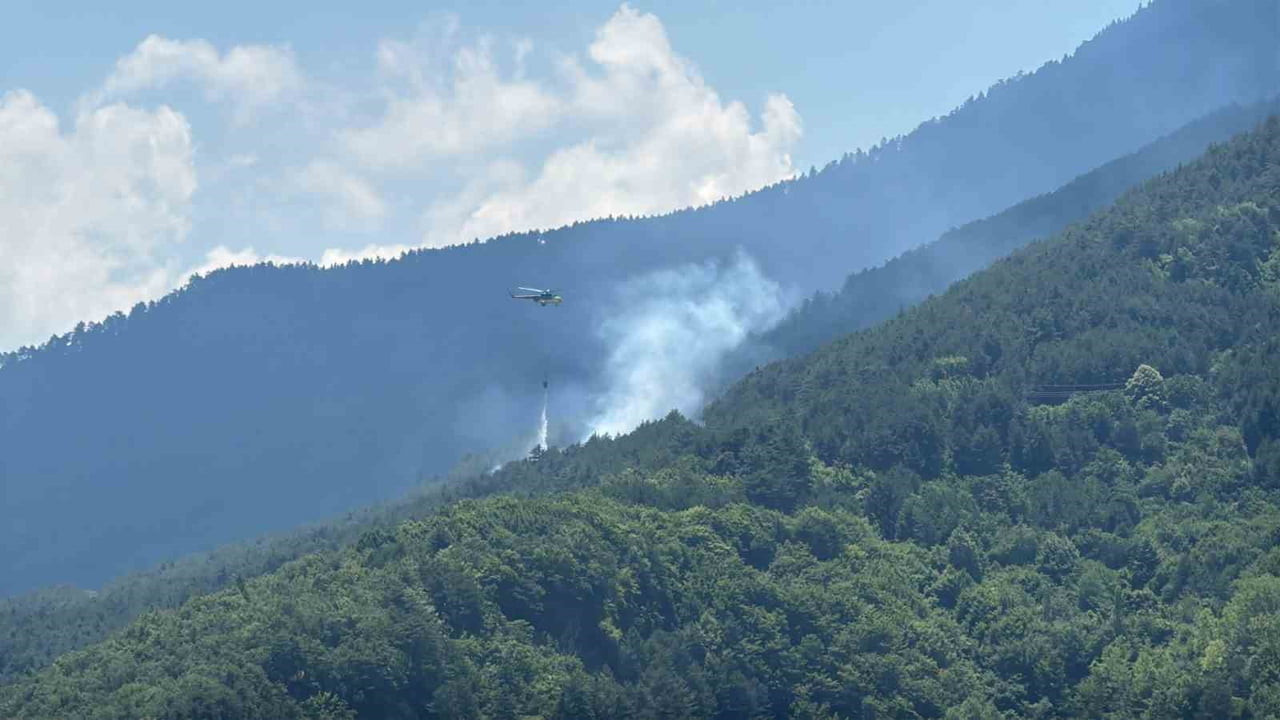 KARABÜK MERKEZE BAĞLI SİPAHİLER KÖYÜ YAKINLARINDAKİ ORMANLIK ALANDA ÇIKAN YANGINA EKİPLER HAVADAN...
