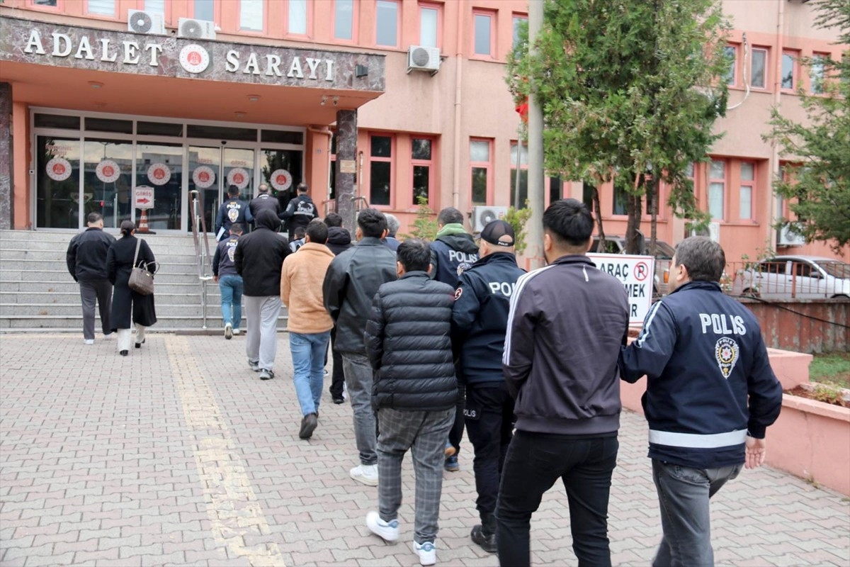 Karabük merkezli siber dolandırıcılık operasyonunda gözaltına alınan 20 şüpheliden 14'ü...
