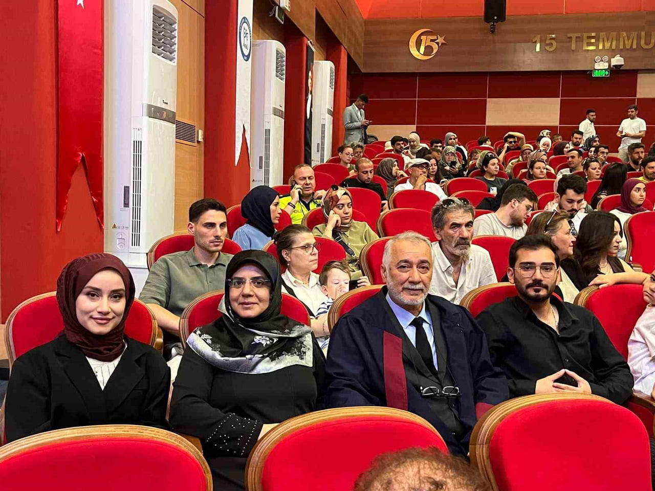 KARABÜK ÜNİVERSİTESİ'NDE DÜZENLENEN MEZUNİYET TÖRENİNDE 57 YAŞINDAKİ ABDULLAH ÖZEL İLE 29...