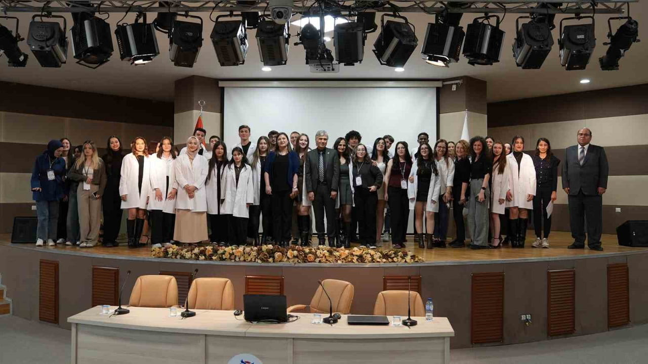 KARABÜK ÜNİVERSİTESİ'NDE (KBÜ) DÜZENLENEN TÖRENDE KİMYA BÖLÜMÜ BİRİNCİ SINIF ÖĞRENCİLERİ...