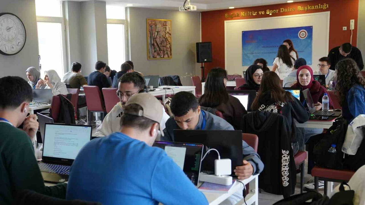 KARABÜK ÜNİVERSİTESİ'NDE (KBÜ) GERÇEKLEŞTİRİLEN "FİKİRLERDEN KODLARA HACKATHON YARIŞMASI"NDA...