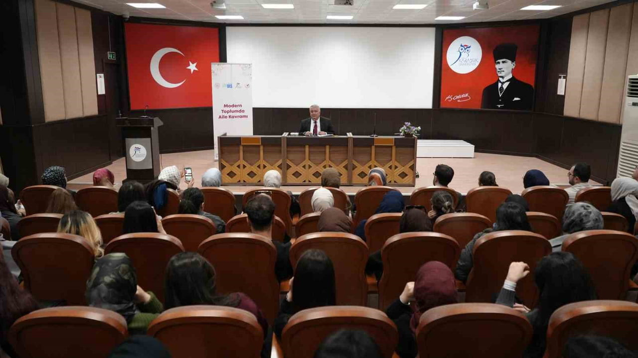 KARABÜK ÜNİVERSİTESİ'NDE (KBÜ) GERÇEKLEŞTİRİLEN "MODERN DÜNYADA AİLE: DEĞİŞİM VE DÖNÜŞÜM...