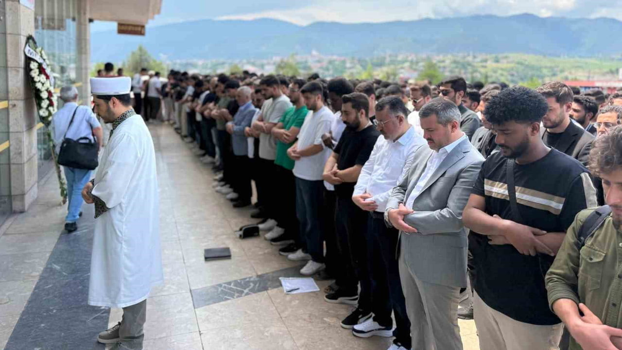 KARABÜK ÜNİVERSİTESİ’NDE (KBÜ) EĞİTİM GÖREN VE TRAFİK KAZASINDA YAŞAMINI YİTİREN İKİ ÖĞRENCİ İÇİN...