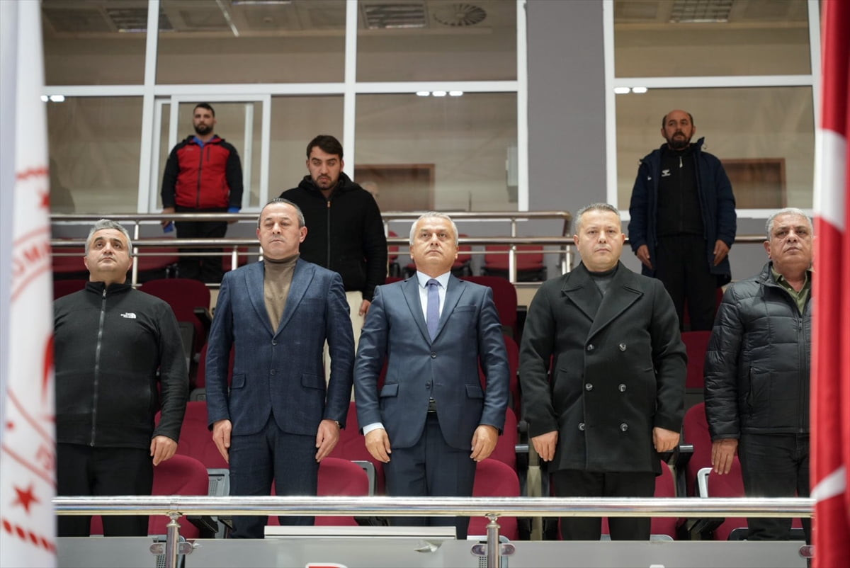Karabük Yenimahalle Spor Salonu'nda, Okul Sporları Güreş Grup Müsabakaları başladı. Gençlik ve...