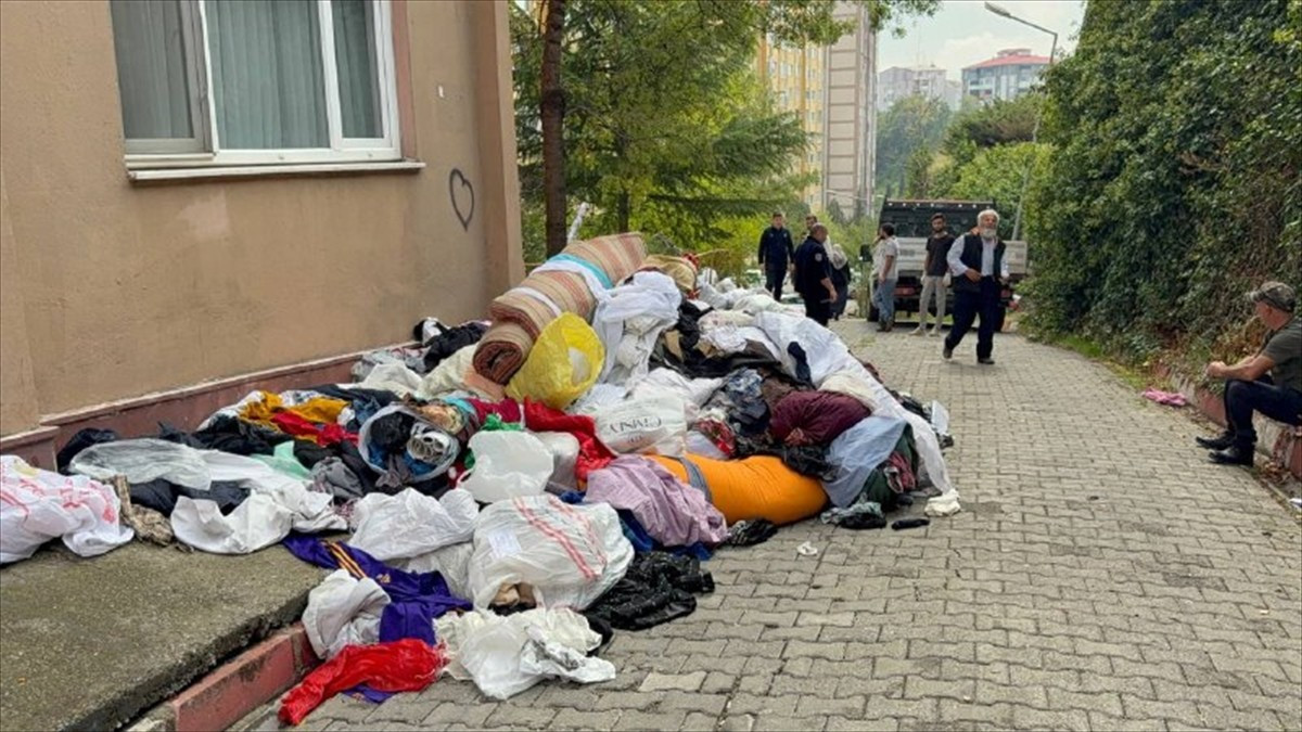 Karabük'te 1 kamyon çöp çıkarılan ev, belediye ekiplerince temizlendi.