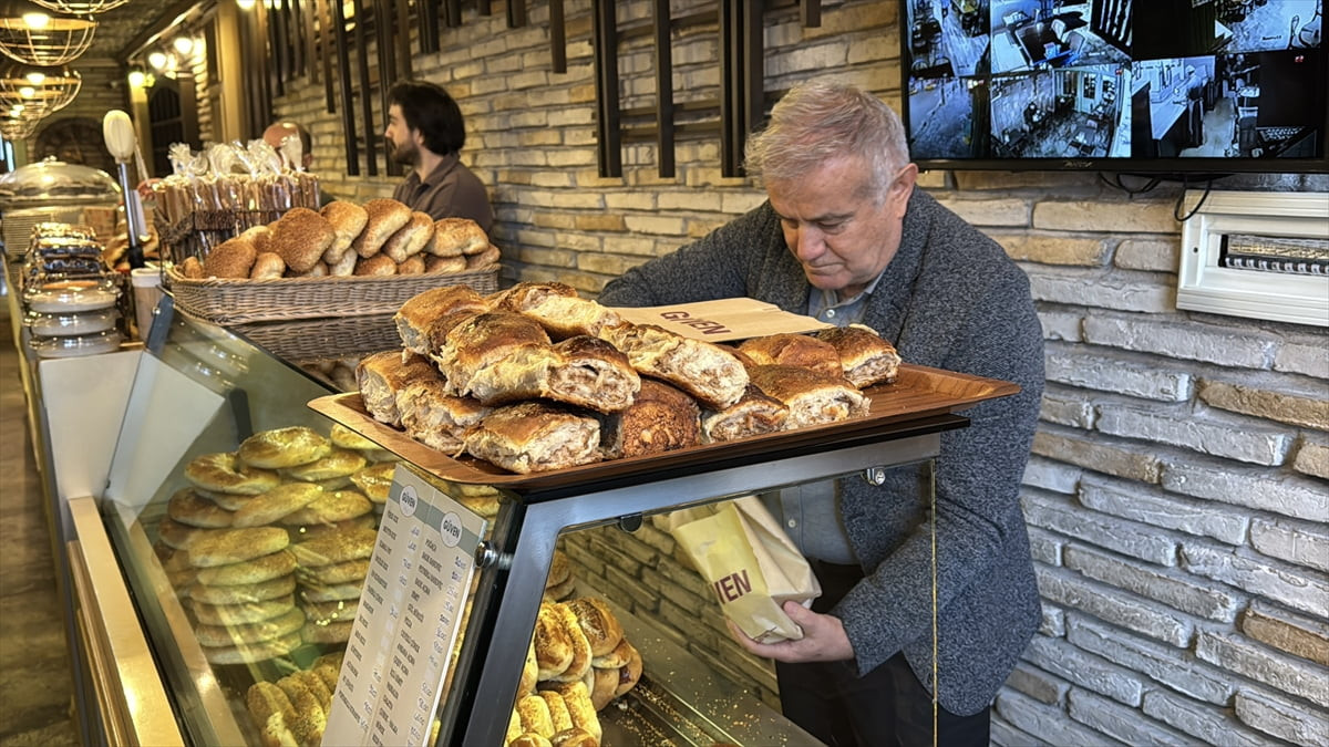 Karabük'te 2025 yılında "Yılın Ahisi" seçilen pastaneci Gürbüz Tüçel (fotoğrafta), mesleğini kızı...