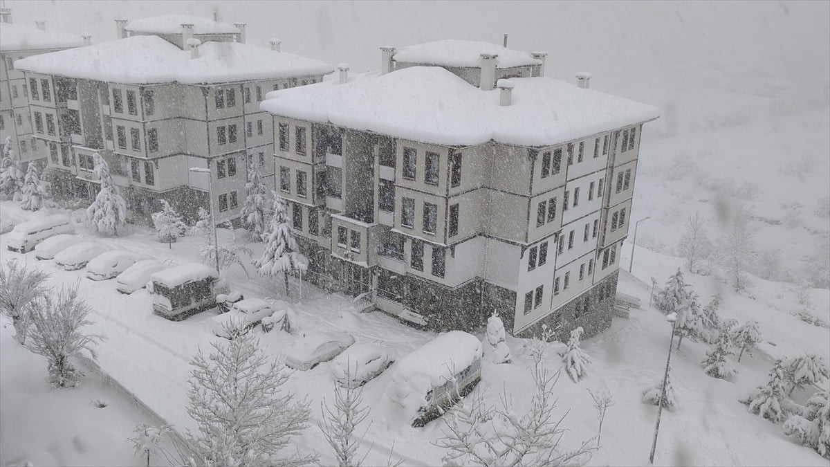 Karabük'te 3 gün önce başlayan kar yağışı, Safranbolu ilçesinde etkili oluyor.