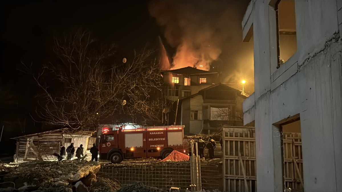 Karabük'te 3 katlı müstakil evde çıkan yangın itfaiye ekiplerince söndürüldü. Olay yerine itfaiye...