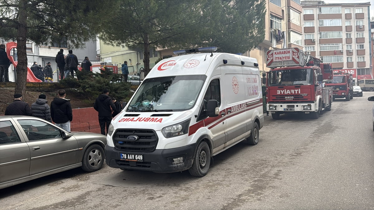 Karabük'te 5 katlı apartmanın birinci katında çıkan yangında mahsur kalan 5'i çocuk 8 kişi...