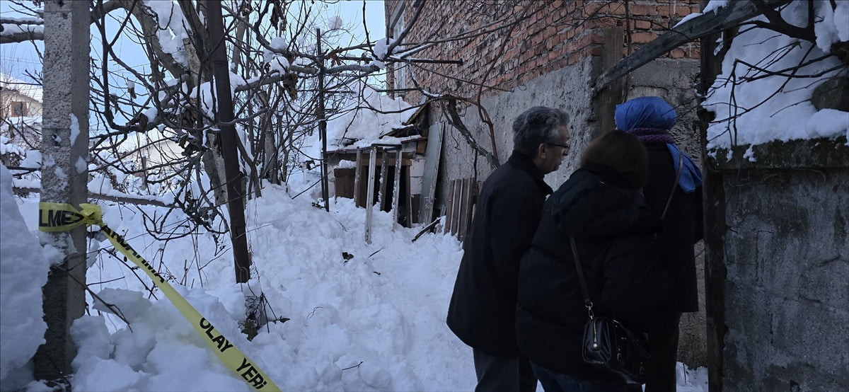 Karabük'te 80 yaşındaki kadın evinin bahçesinde ölü bulundu. 