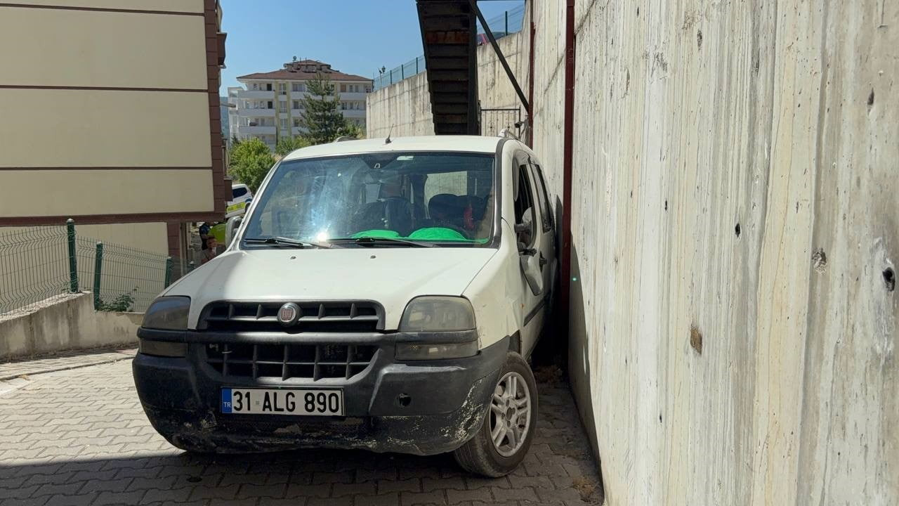 KARABÜK'TE AKÜSÜ BİTEN HAFİF TİCARİ ARACI İTMEYE ÇALIŞIRKEN ARAÇ İLE DUVAR ARASINDA SIKIŞAN KİŞİ...