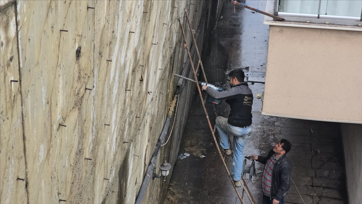 Karabük'te apartmanın istinat duvarının çökme riskine karşı 5 daire tahliye edildi.