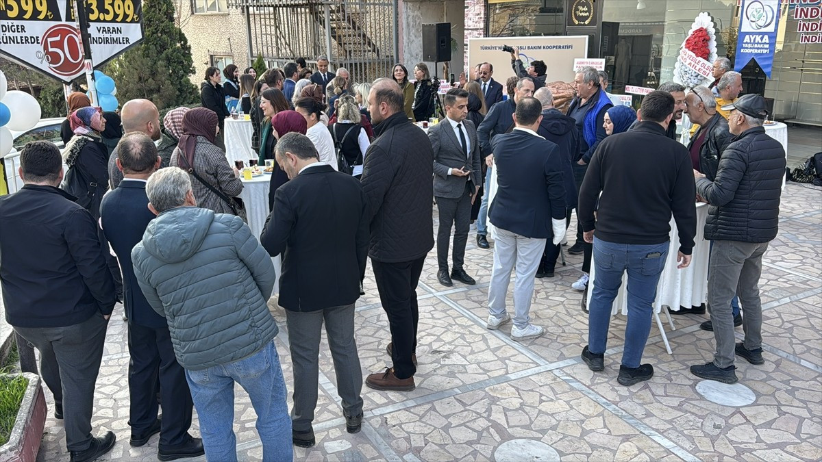 Karabük'te, AYKA Yaşlı Bakım Kooperatifi İl Özel İdaresi binası önünde düzenlenen törenle hizmete...