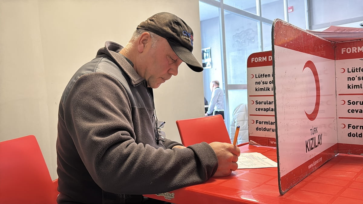 Karabük'te belediye işçisi Ahmet Karadeniz, 25 yıldır düzenli kan bağışında bulunarak insanların...