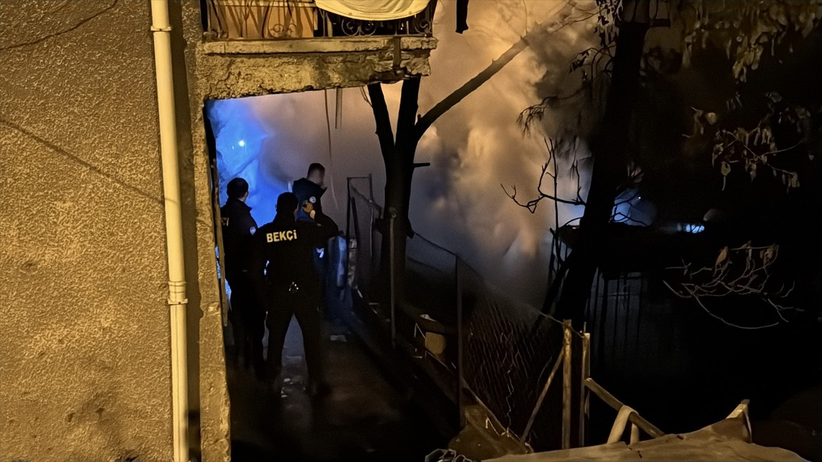 Karabük'te bir evin bahçesinde çıkan yangına müdahale eden itfaiye eri yaralandı.