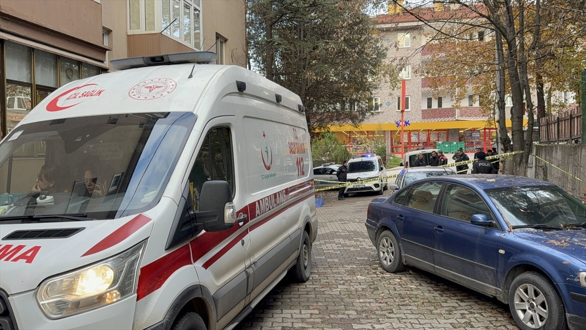 Karabük'te bir üniversite öğrencisi yolda ölü bulundu. Bölgeye polis ve sağlık ekibi sevk...