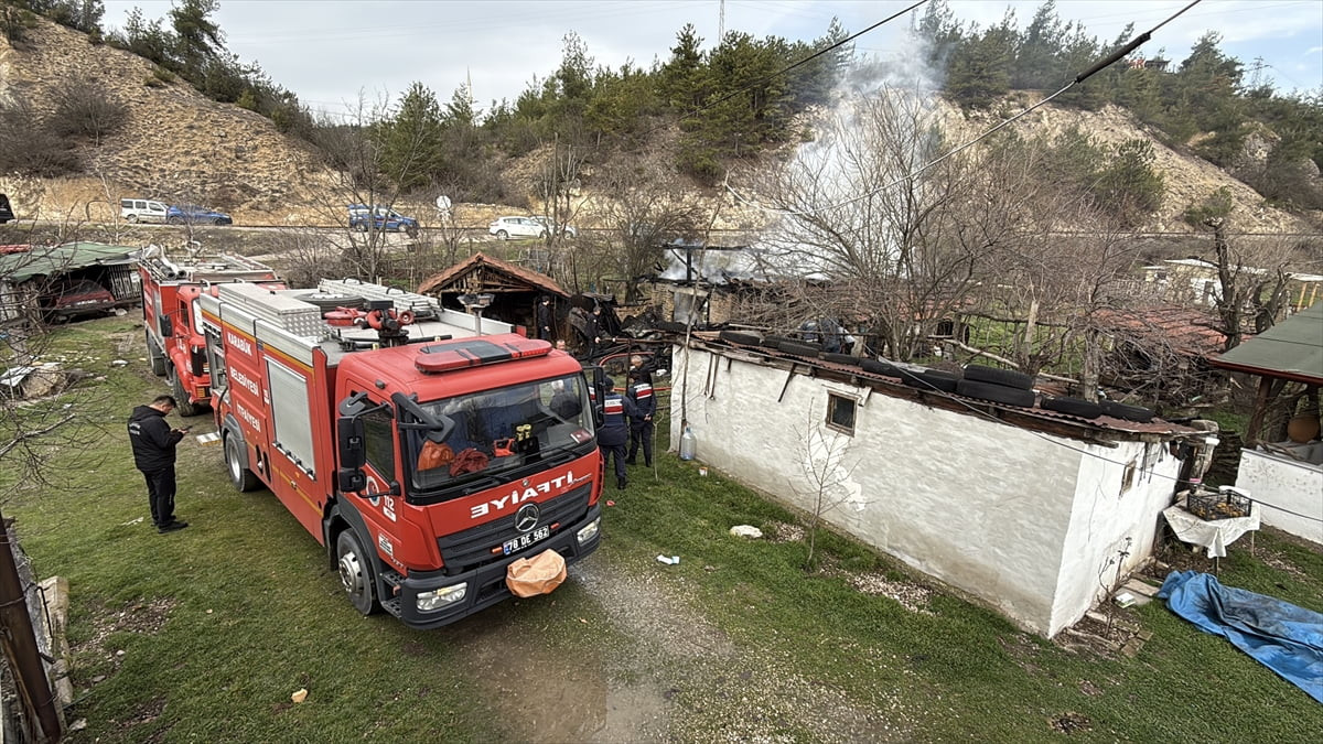 Karabük'te çıkan yangında ahır kullanılamaz hale geldi, 2 köpek öldü.