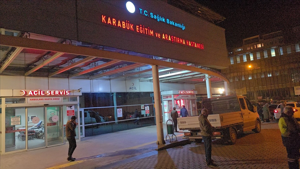 Karabük'te çıktığı elektrik direğinde akıma kapılan işçi hayatını kaybetti. Sağlık ekiplerince...