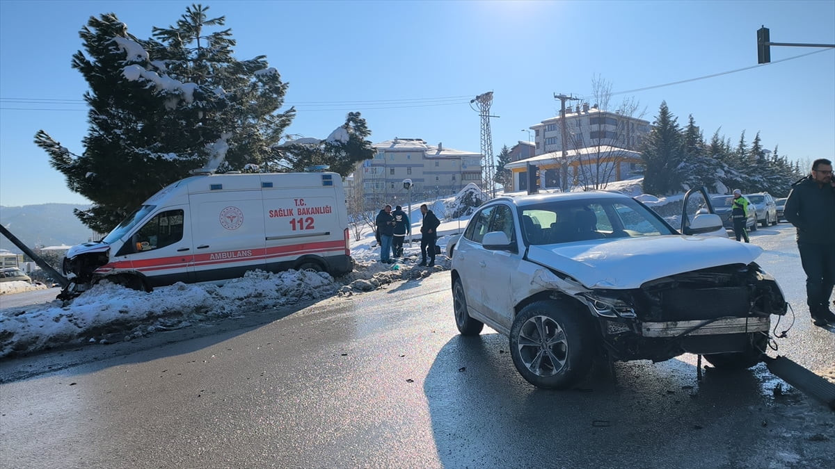 Karabük'te cip ile çarpışan ambulanstaki 2 sağlık çalışanı yaralandı.