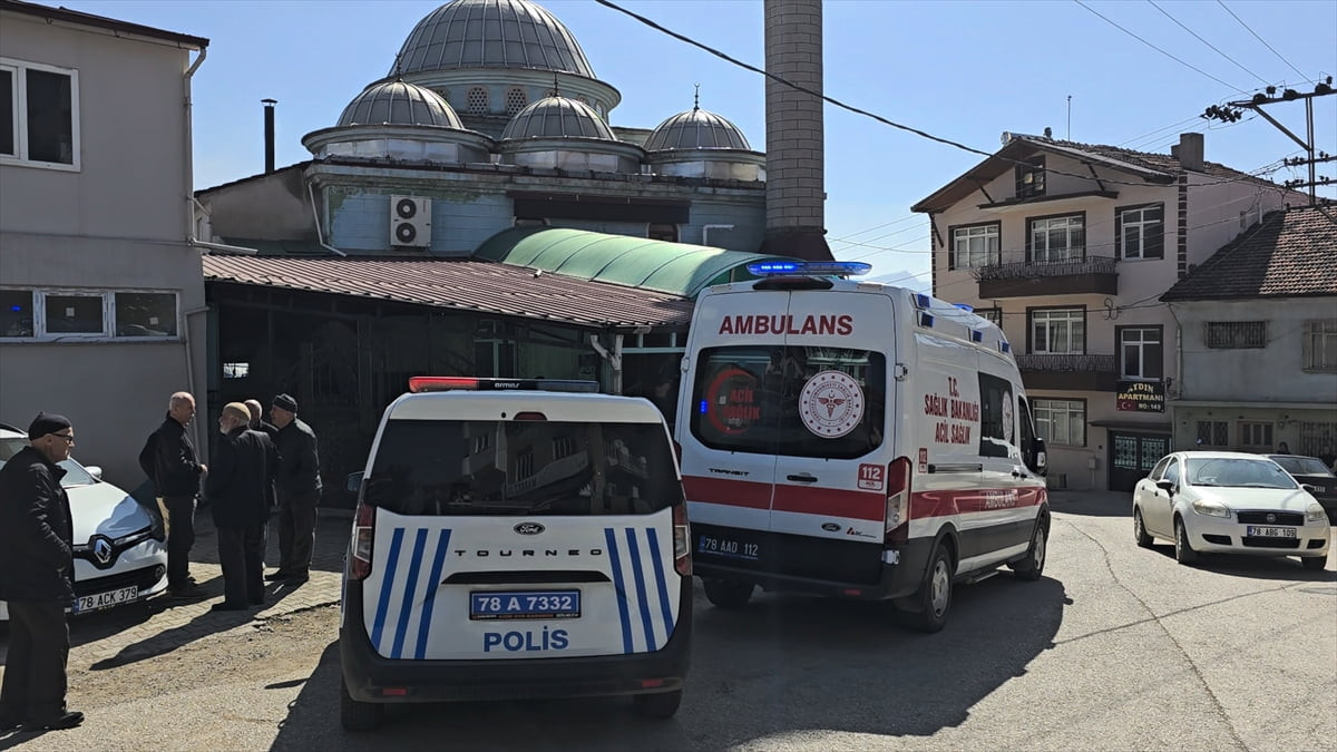Karabük'te cuma namazı sırasında rahatsızlanan kişi hayatını kaybetti. Olay yerine sağlık ve polis...