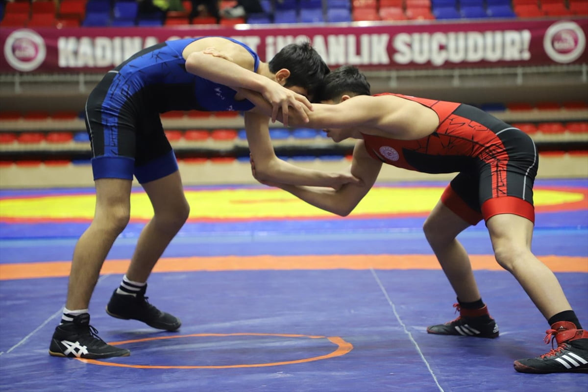 Karabük'te düzenlenen Okul Sporları Güreş Grup Müsabakaları sona erdi. Üç gün süren müsabakalarda...