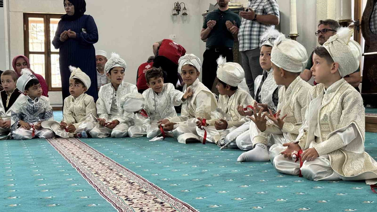 KARABÜK'TE DÜZENLENEN SÜNNET ŞÖLENİNDE BİR ARAYA GELEN 25 ÇOCUK, GÜN BOYUNCA GERÇEKLEŞTİRİLEN...