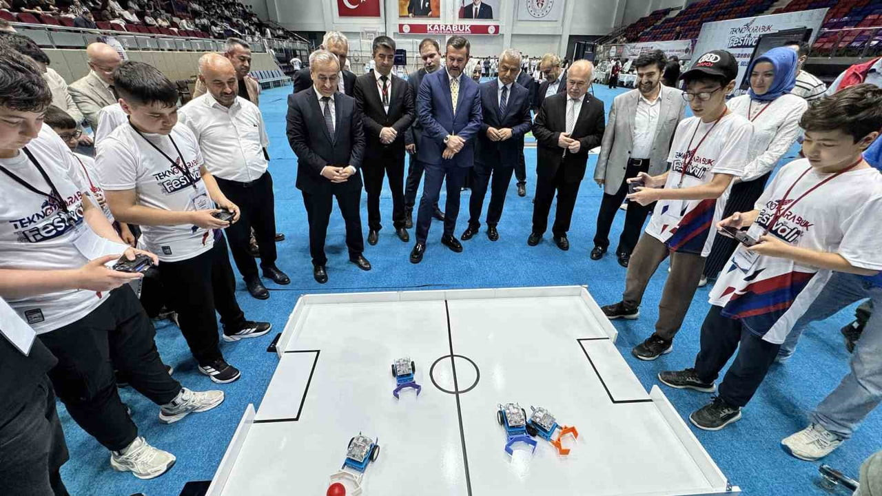 KARABÜK'TE DÜZENLENEN TEKNOKARABÜK FESTİVALİ'NDE ÖĞRENCİLER HAZIRLADIKLARI TEKNOLOJİ VE BİLİM...
