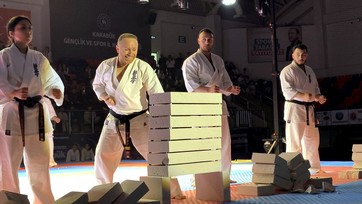 Karabük'te düzenlenen Türkiye Kyokushin Karate Şampiyonası başladı. Yenimahalle Spor Salonu'nda...