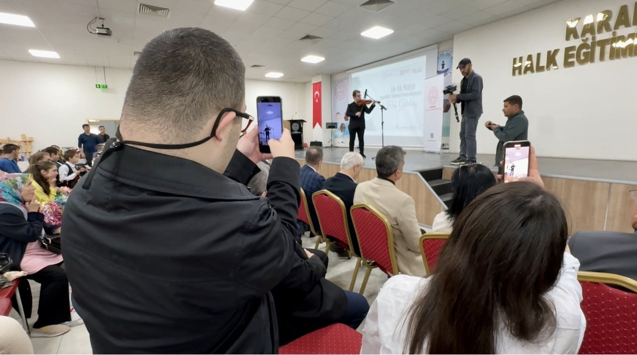 KARABÜK'TE ENGELLİLER HAFTASI DOLAYISIYLA DÜZENLENEN PROGRAMDA ÖZEL ÖĞRENCİLER, SERGİLEDİKLERİ...