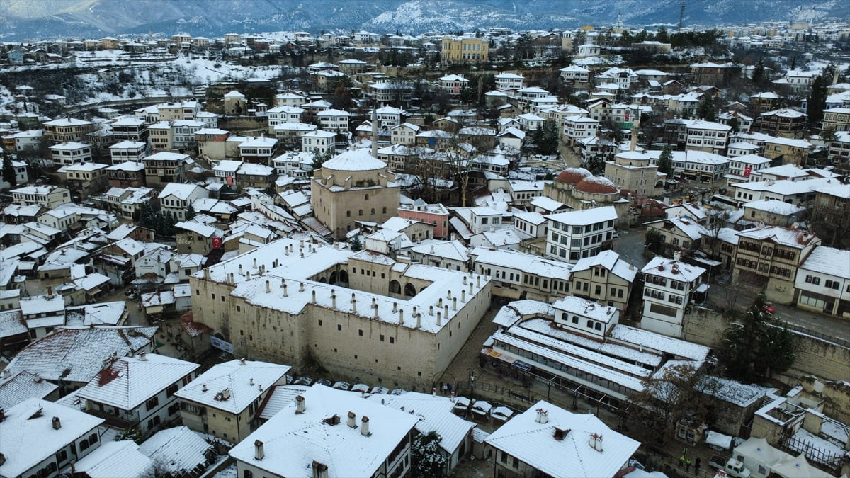Karabük'te etkili olan kar yağışının ardından UNESCO Dünya Miras Listesi'nde yer alan Safranbolu...
