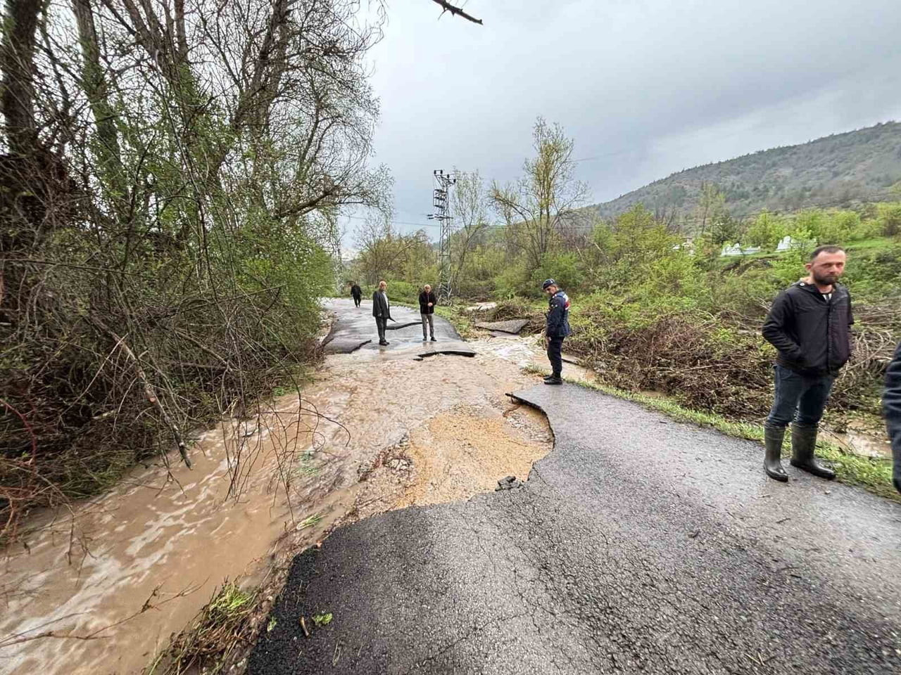 KARABÜK'TE ETKİLİ OLAN SAĞANAK VE DOLU YAĞIŞI YAŞAMI OLUMSUZ ETKİLEDİ.