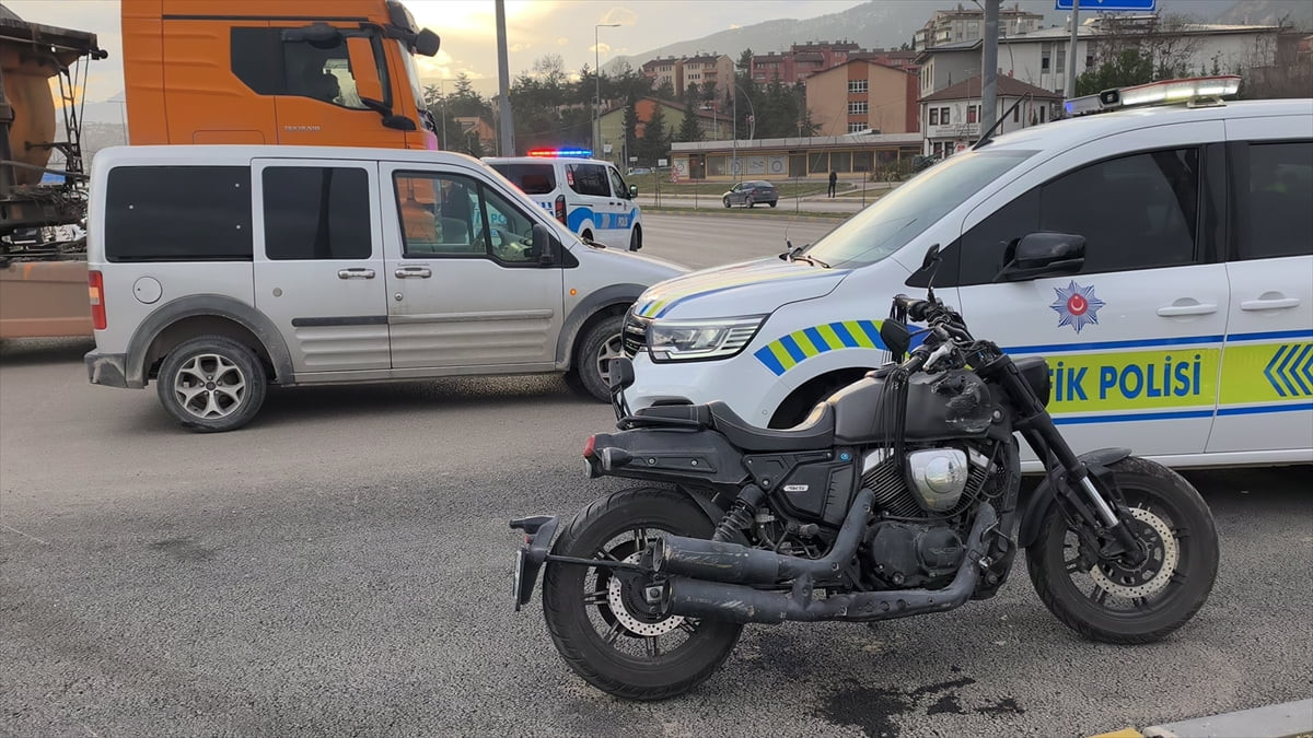 Karabük'te hafif ticari araçla çarpışan motosikletteki 2 kişi yaralandı.