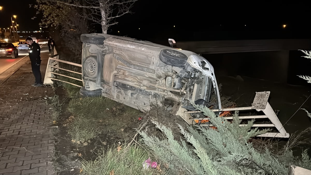 Karabük'te hafif ticari araçla otomobilin çarpışması sonucu 3 kişi yaralandı.