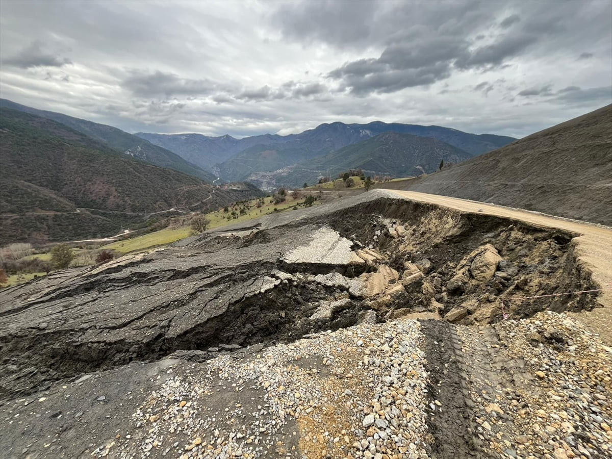  Karabük'te heyelan nedeniyle bir köy yolunda ulaşım sağlanamıyor.