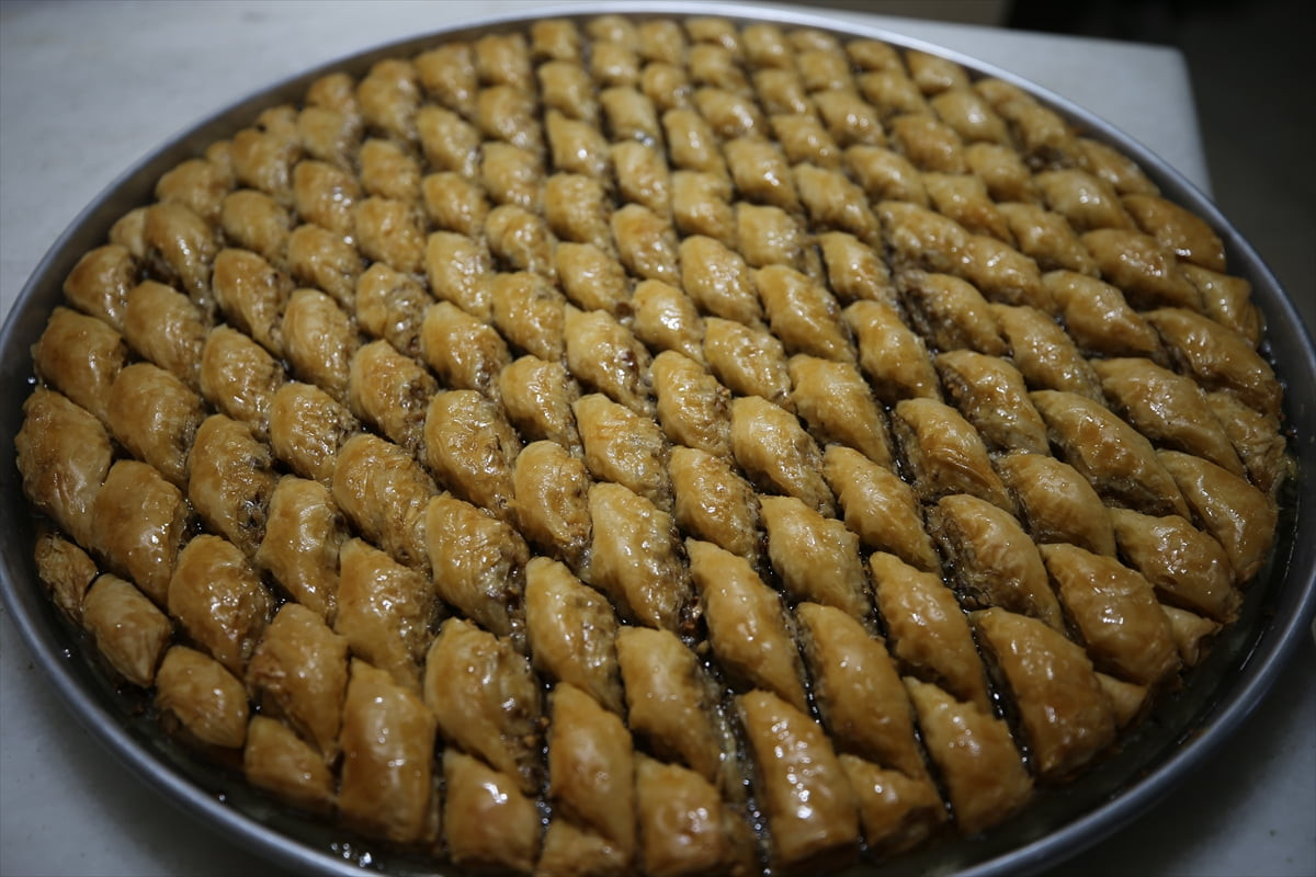 Karabük'te kadınların hazırladığı baklava ve su böreği, bayram sofralarında yerini alacak. Merkeze...