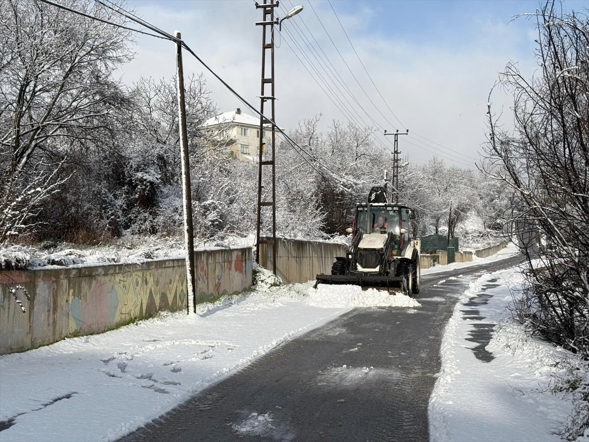 Karabük'te kar nedeniyle kapanan 112 köy yolundan 86'sı, ekiplerin çalışmalarının ardından ulaşıma...