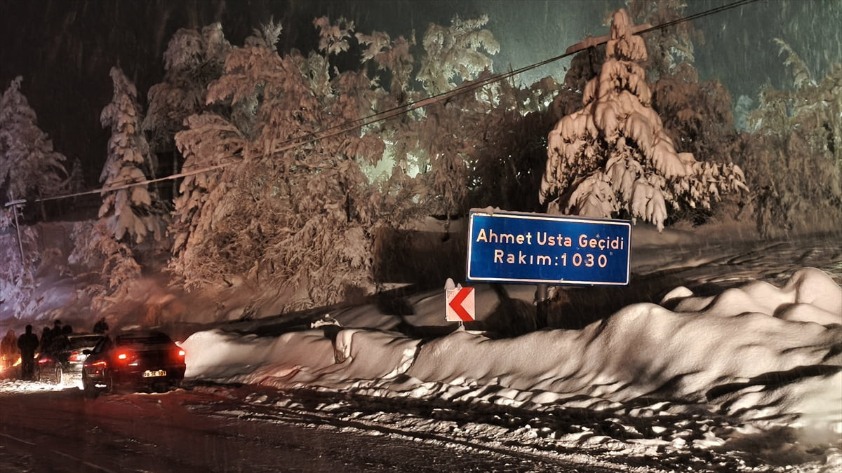 Karabük'te kar yağışı etkili oluyor. Karabük-Bartın kara yolunun 1030 rakımlı Ahmetusta Geçidi'nde...
