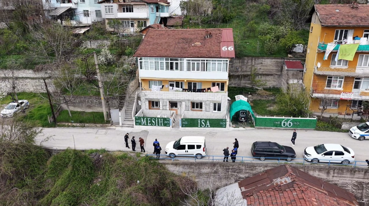 KARABÜK'TE KENDİSİNİN "MESİH" OLDUĞUNU İDDİA EDEN 61 YAŞINDAKİ BİR KİŞİNİN EVİNİN ÇATISINA VE...